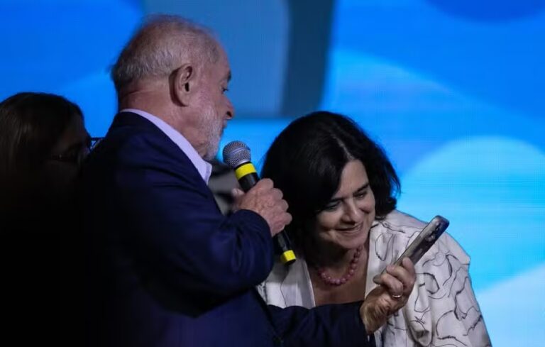 Lula critica ausência de mulheres entre ministros presentes e convida secretária de Saúde para discursar