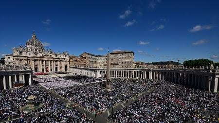 fieis-na-praca-sao-pedro-acompanham-a-missa-de-despedida-do-papa-francisco-o-vaticano-estima-a-presenca-de-200-mil-pessoas-1745659973424_v2_450x253-1
