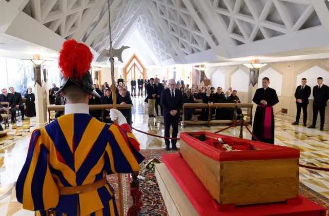 funcionarios-vaticano-despedida-papa
