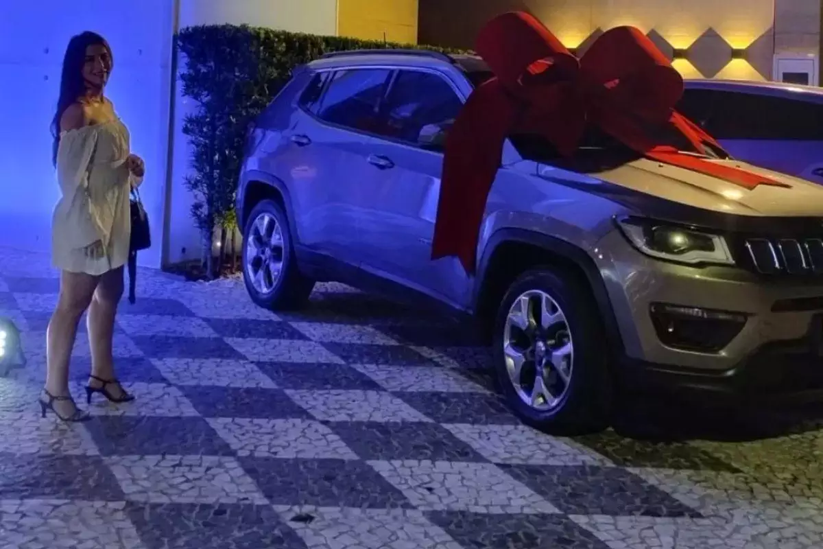 O caso inusitado da funcionária que ganhou um Jeep Compass em sorteio, gastou 10 mil de reparos e foi demitida