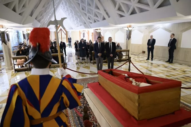 rabino-chefe-de-roma-riccardo-di-segni-prestando-homenagem-ao-falecido-papa-francisco-na-capela-de-santa-marta-no-vaticano-em-22-de-abril-1745402162700_v2_750x1.jpg