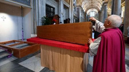 sepultamento-do-caixao-do-papa-francisco-na-basilica-de-santa-maria-maior-1745674257250_v2_450x253
