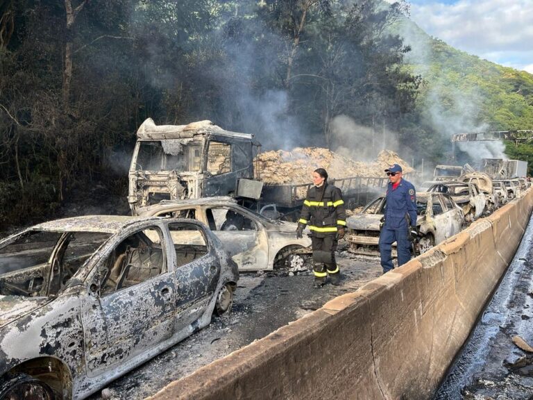 veiculos-destruidos-na-br-101-em-palhoca