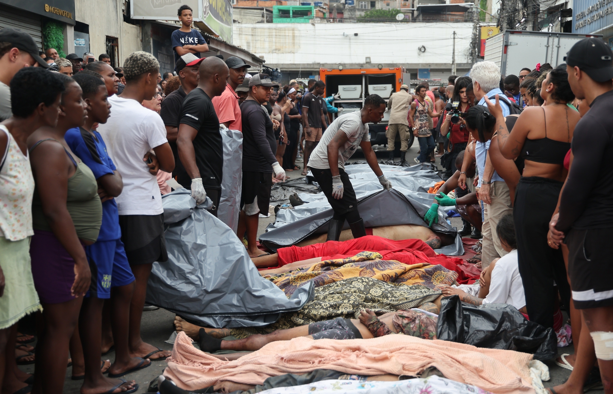 Confronto no Rio de janeiro entre polícia e criminosos do Comando Vermelho deixa mais de 130 mortos